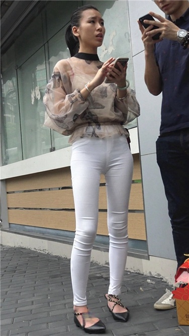 4K超清视频！干练紧身铅笔白裤美女[MP4/2GB]