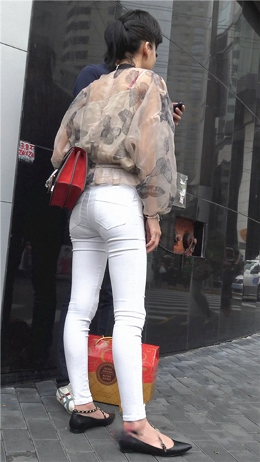 4K超清视频！干练紧身铅笔白裤美女[MP4/2GB]