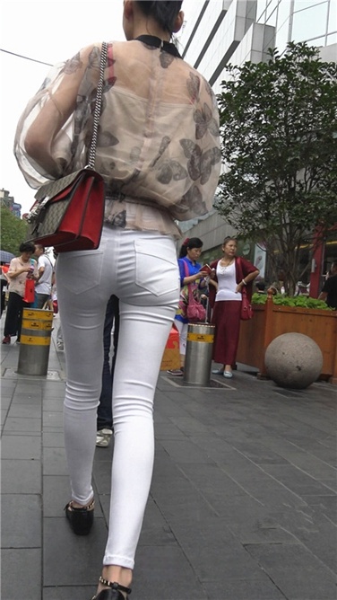 4K超清视频！干练紧身铅笔白裤美女[MP4/2GB]