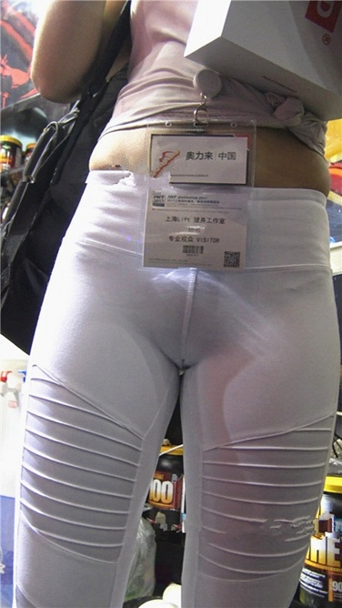 4K超清视频！性感包臀白色紧身瑜伽裤内痕美女[MP4/1.5GB]