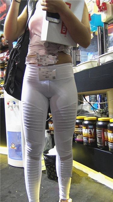 4K超清视频！性感包臀白色紧身瑜伽裤内痕美女[MP4/1.5GB]