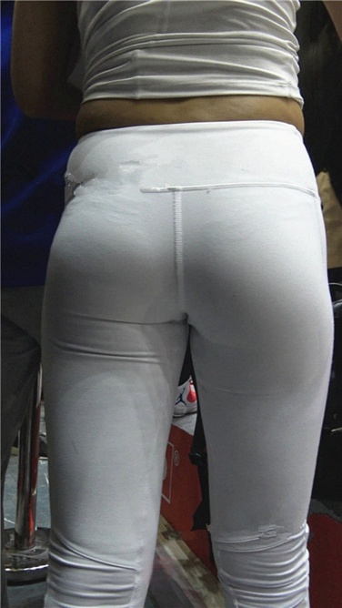 4K超清视频！性感包臀白色紧身瑜伽裤内痕美女[MP4/1.5GB]