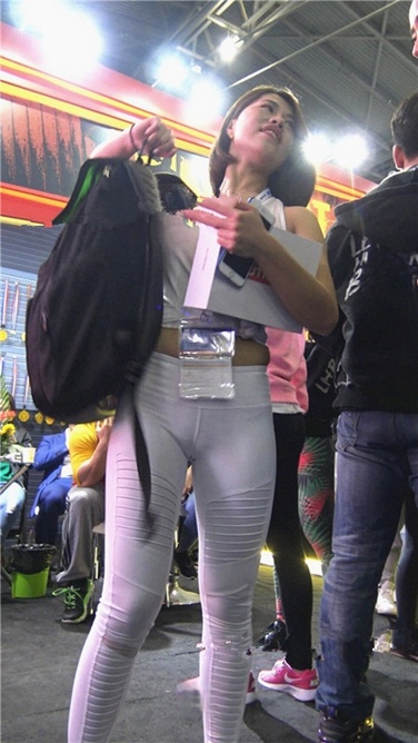 4K超清视频！性感包臀白色紧身瑜伽裤内痕美女[MP4/1.5GB]