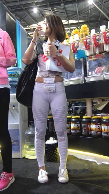 4K超清视频！性感包臀白色紧身瑜伽裤内痕美女[MP4/1.5GB]