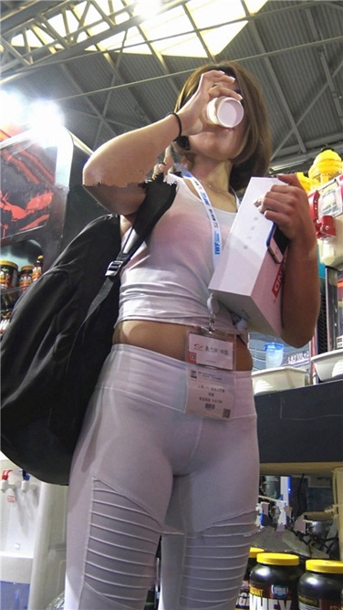 4K超清视频！性感包臀白色紧身瑜伽裤内痕美女[MP4/1.5GB]