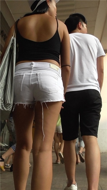 美MM大路背真是拼[MP4/1GB]