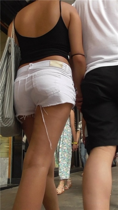 美MM大路背真是拼[MP4/1GB]