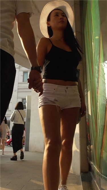 美MM大路背真是拼[MP4/1GB]