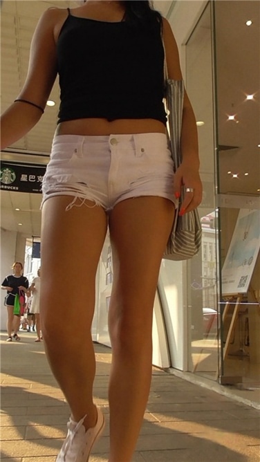 美MM大路背真是拼[MP4/1GB]