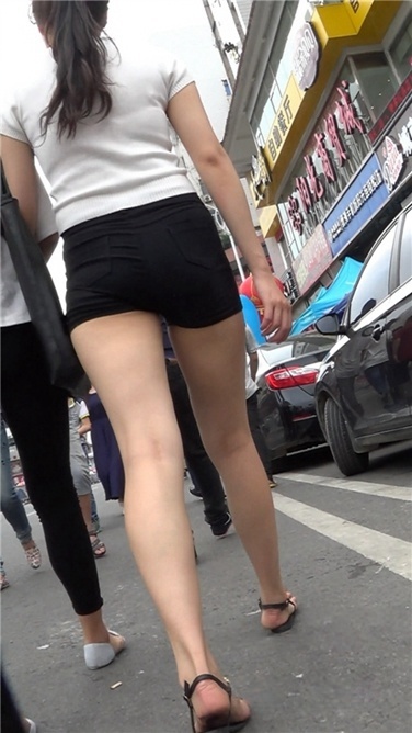 【纳兰xing急作品】紧致的黑色热裤MM[MP4/1GB]