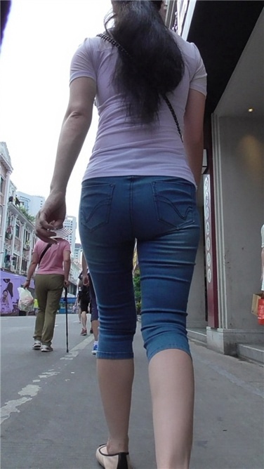 婀娜的熟女牛仔[MP4/703MB]