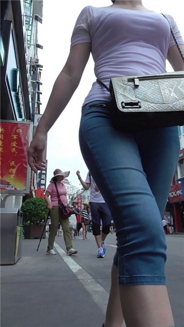 婀娜的熟女牛仔[MP4/703MB]