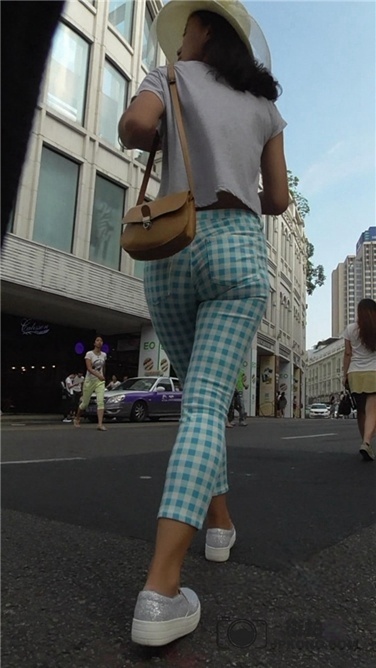 不多见的紧身花裤 [MP4/516MB]