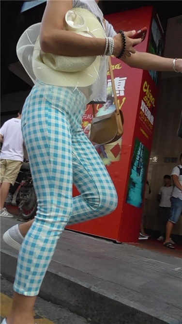 不多见的紧身花裤 [MP4/516MB]