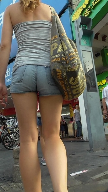 洋妞的牛仔热裤 [MP4/290MB]