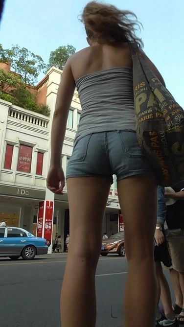 洋妞的牛仔热裤 [MP4/290MB]