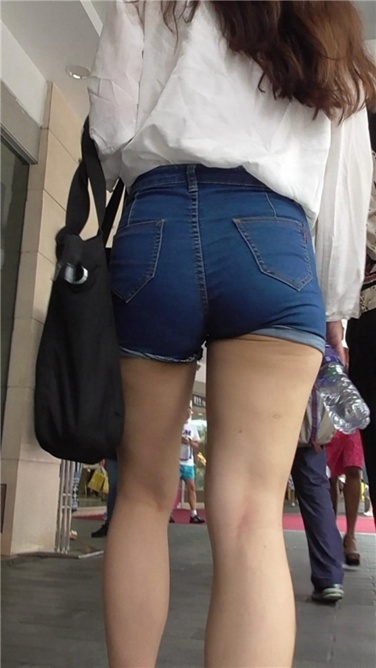 热裤丰屯女孩[MP4/640MB]