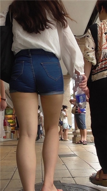 热裤丰屯女孩[MP4/640MB]