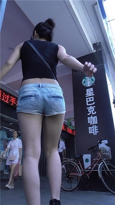 风sao牛仔热裤MM [MP4/423MB]