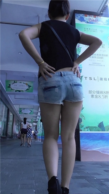 风sao牛仔热裤MM [MP4/423MB]