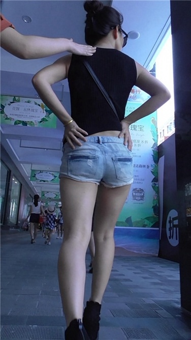 风sao牛仔热裤MM [MP4/423MB]