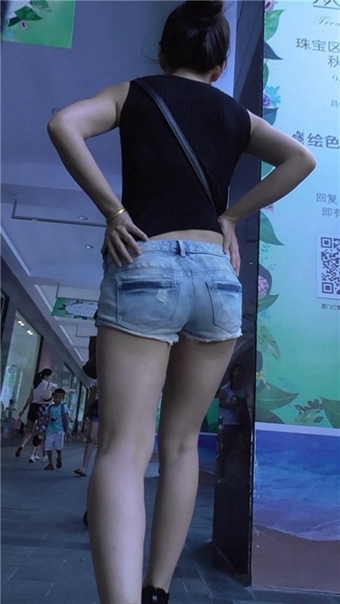 风sao牛仔热裤MM [MP4/423MB]