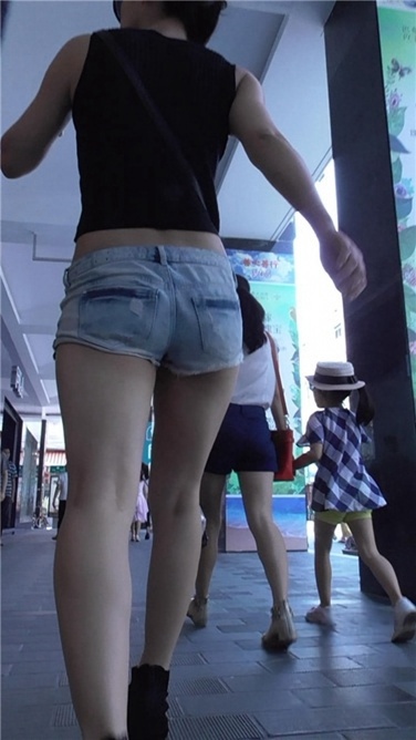 风sao牛仔热裤MM [MP4/423MB]