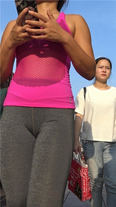 性感包臀紧身瑜伽裤三角美女 [MP4/2GB]