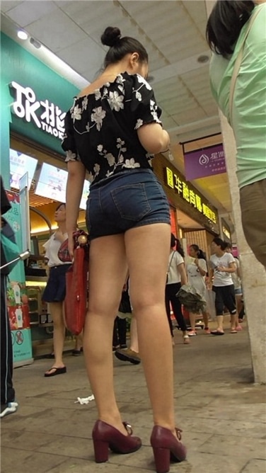 完美的长腿丰臀，羡煞旁人[MP4/1GB]