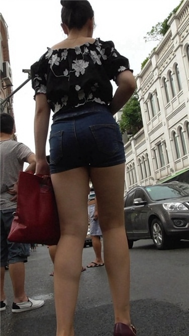 完美的长腿丰臀，羡煞旁人[MP4/1GB]