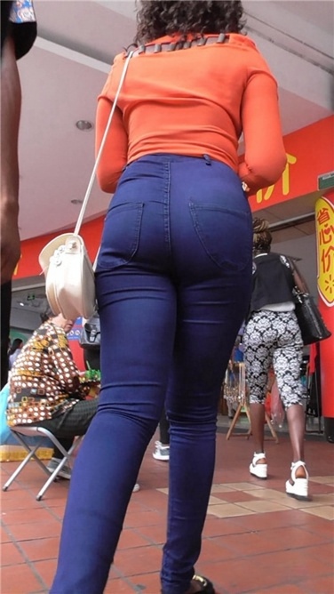 哟哟切克闹，黑妞来一发 [MP4/165MB]