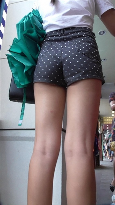 长腿妹子，粉红季节[MP4/545MB]