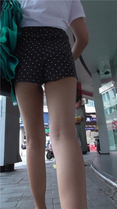 长腿妹子，粉红季节[MP4/545MB]