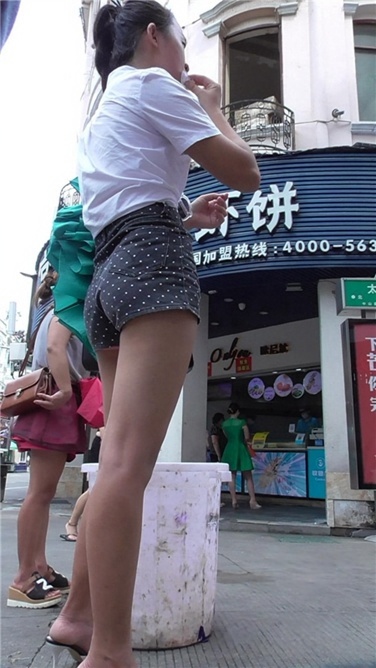 长腿妹子，粉红季节[MP4/545MB]