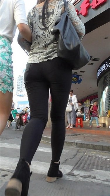 带感的丰满黑裤少妇[MP4/592MB]