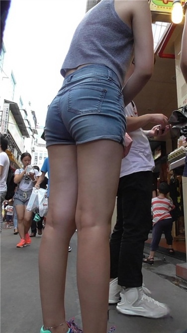 略显刁蛮的热裤MM [MP4/960MB]