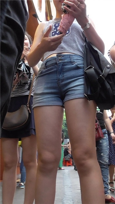 略显刁蛮的热裤MM [MP4/960MB]