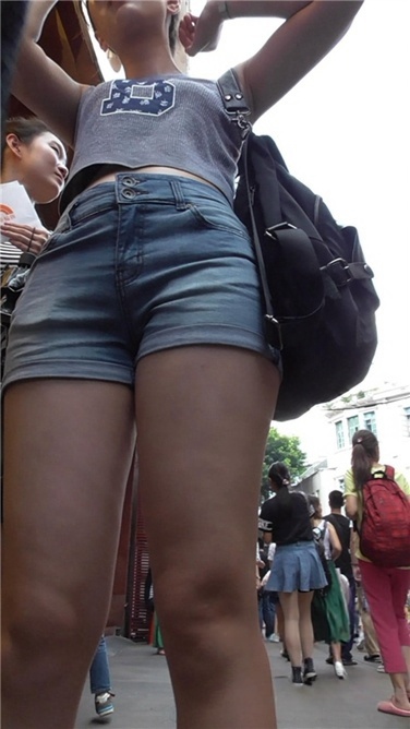 略显刁蛮的热裤MM [MP4/960MB]