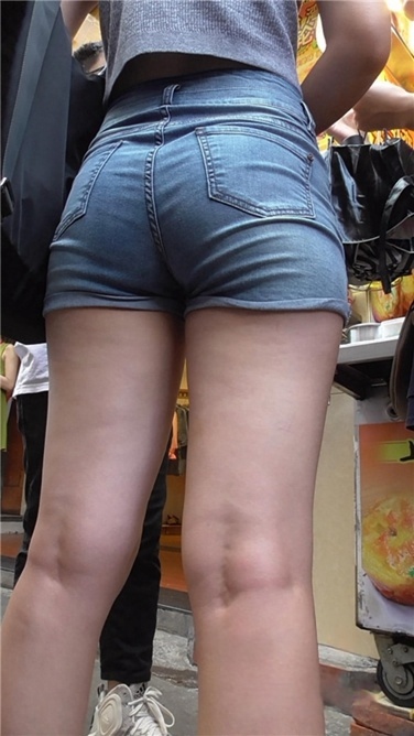 略显刁蛮的热裤MM [MP4/960MB]