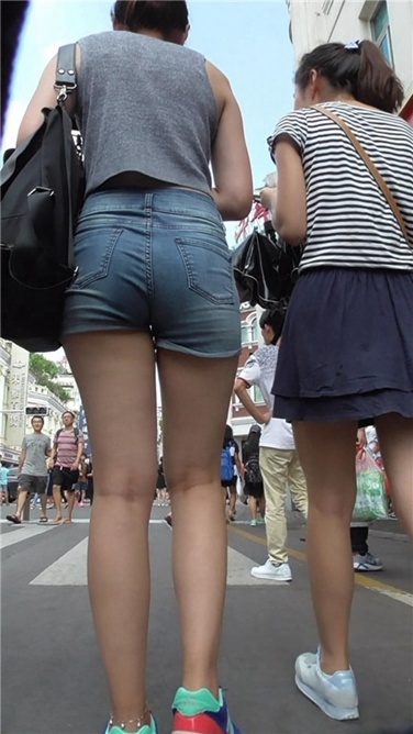 略显刁蛮的热裤MM [MP4/960MB]