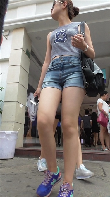 略显刁蛮的热裤MM [MP4/960MB]