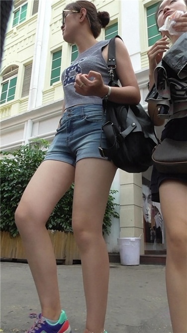 略显刁蛮的热裤MM [MP4/960MB]