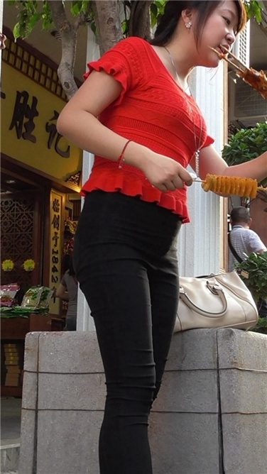 前凸后翘吃货一枚 [MP4/235MB]