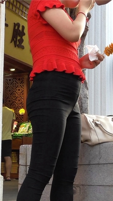 前凸后翘吃货一枚 [MP4/235MB]