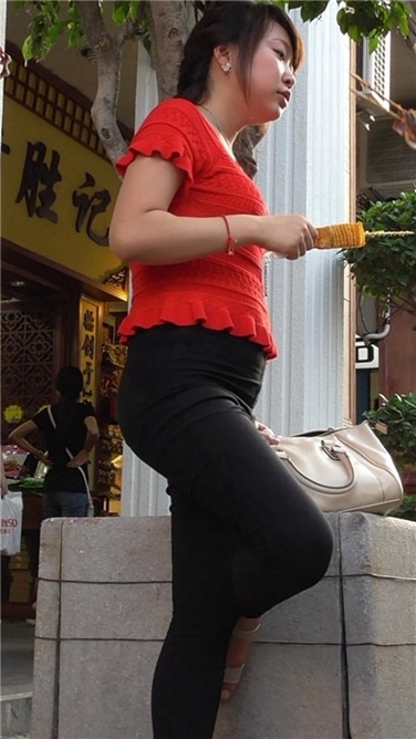 前凸后翘吃货一枚 [MP4/235MB]