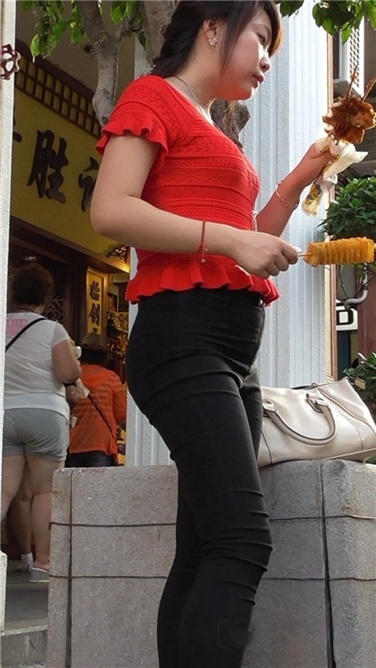 前凸后翘吃货一枚 [MP4/235MB]