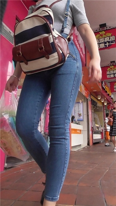 背带紧牛宽屯MM[MP4/1GB]