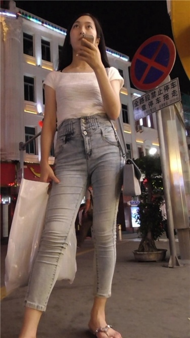 青春、翘臀，就要边走边拍 [MP4/648MB]