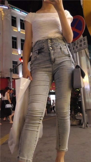 青春、翘臀，就要边走边拍 [MP4/648MB]