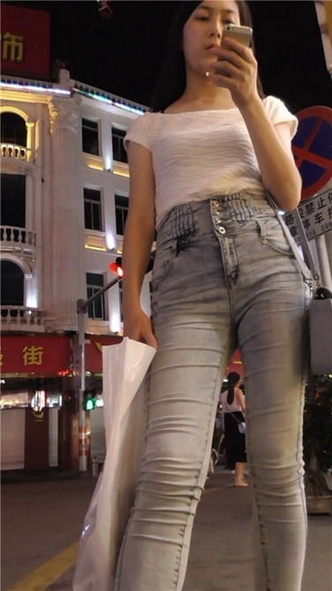 青春、翘臀，就要边走边拍 [MP4/648MB]